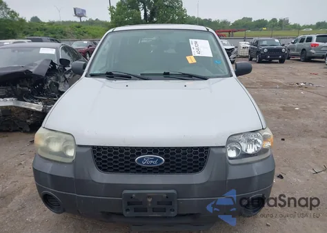 2005 Ford Escape Xls z USA, uszkodzony, nr VIN 1FMYU02Z15KB85699
